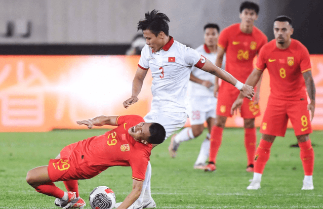 中超直播：中国国足2-0胜越南 阮进灵遭红牌